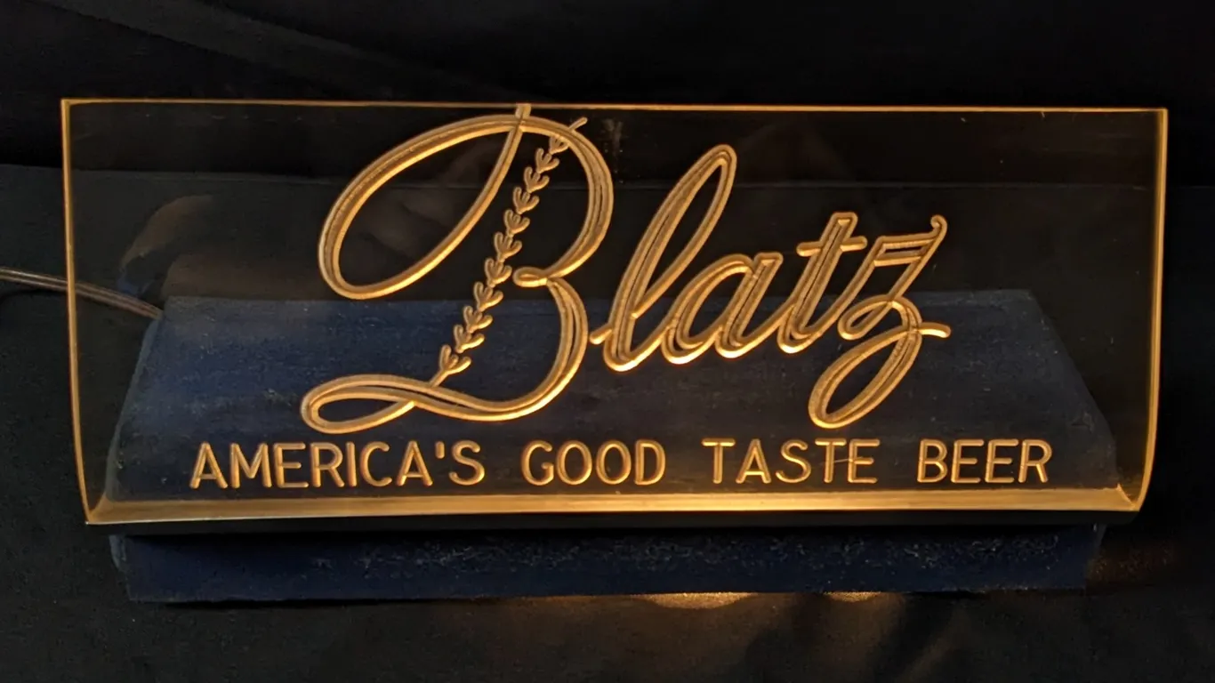 CURV-LIGHT LIGHTED SIGN BLATZ AMERICA'S GOOD TASTE BEER MILWAUKEE WISCONSIN