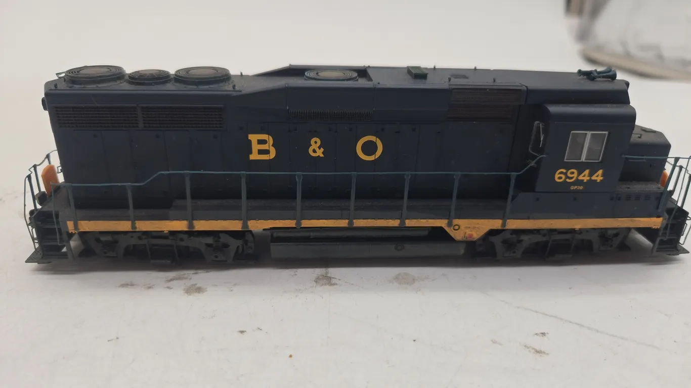 Vintage bachman, h o scale, b n o railroad number 6944 diesel locomotive