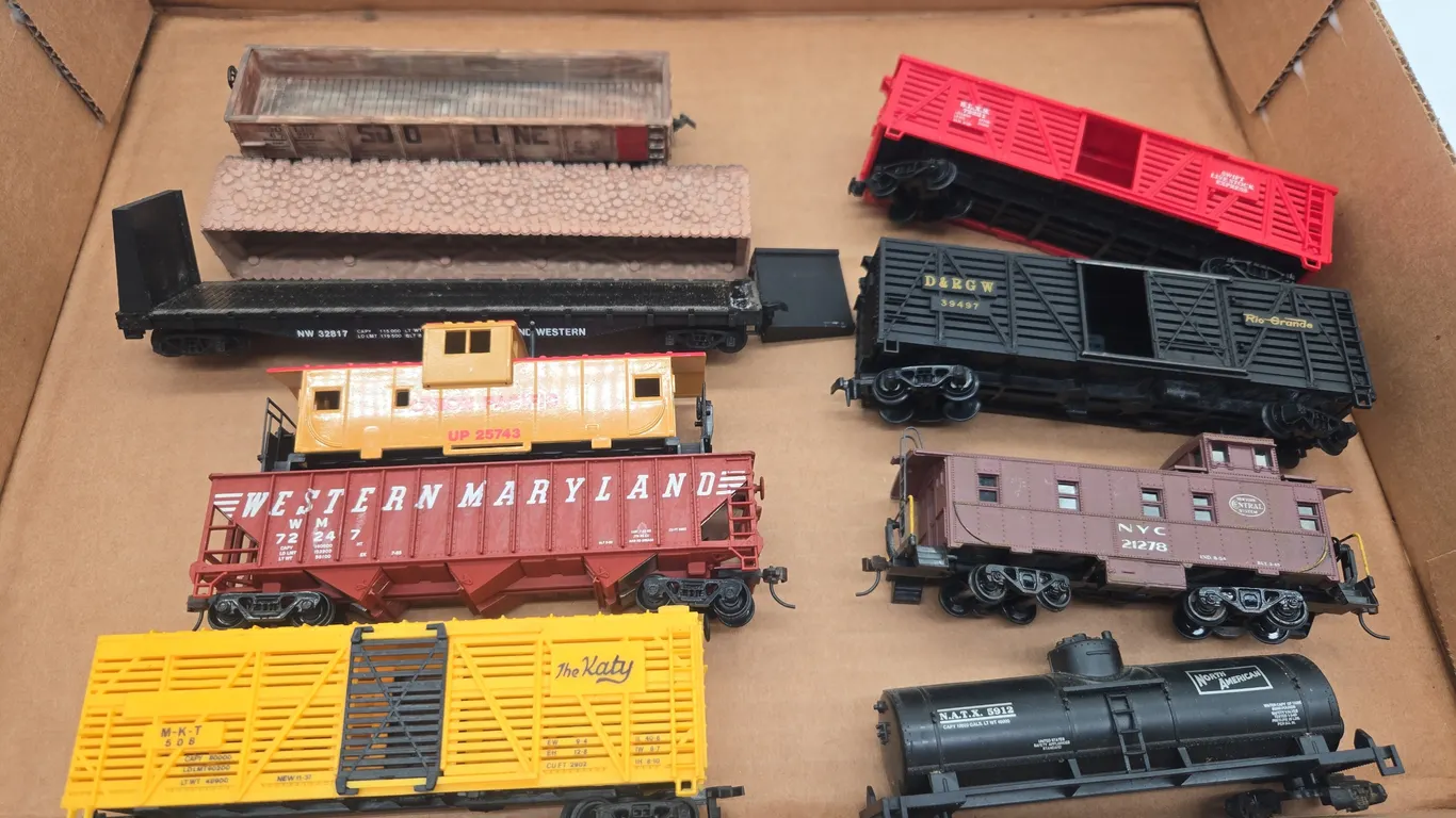 Assorted vintage American flyer, ho scale train cars.
