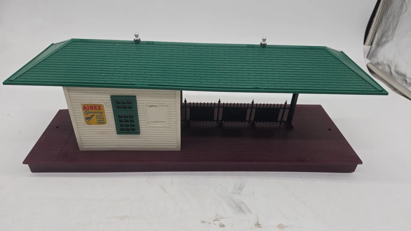 Vintage lionel number 256 illuminated freight station