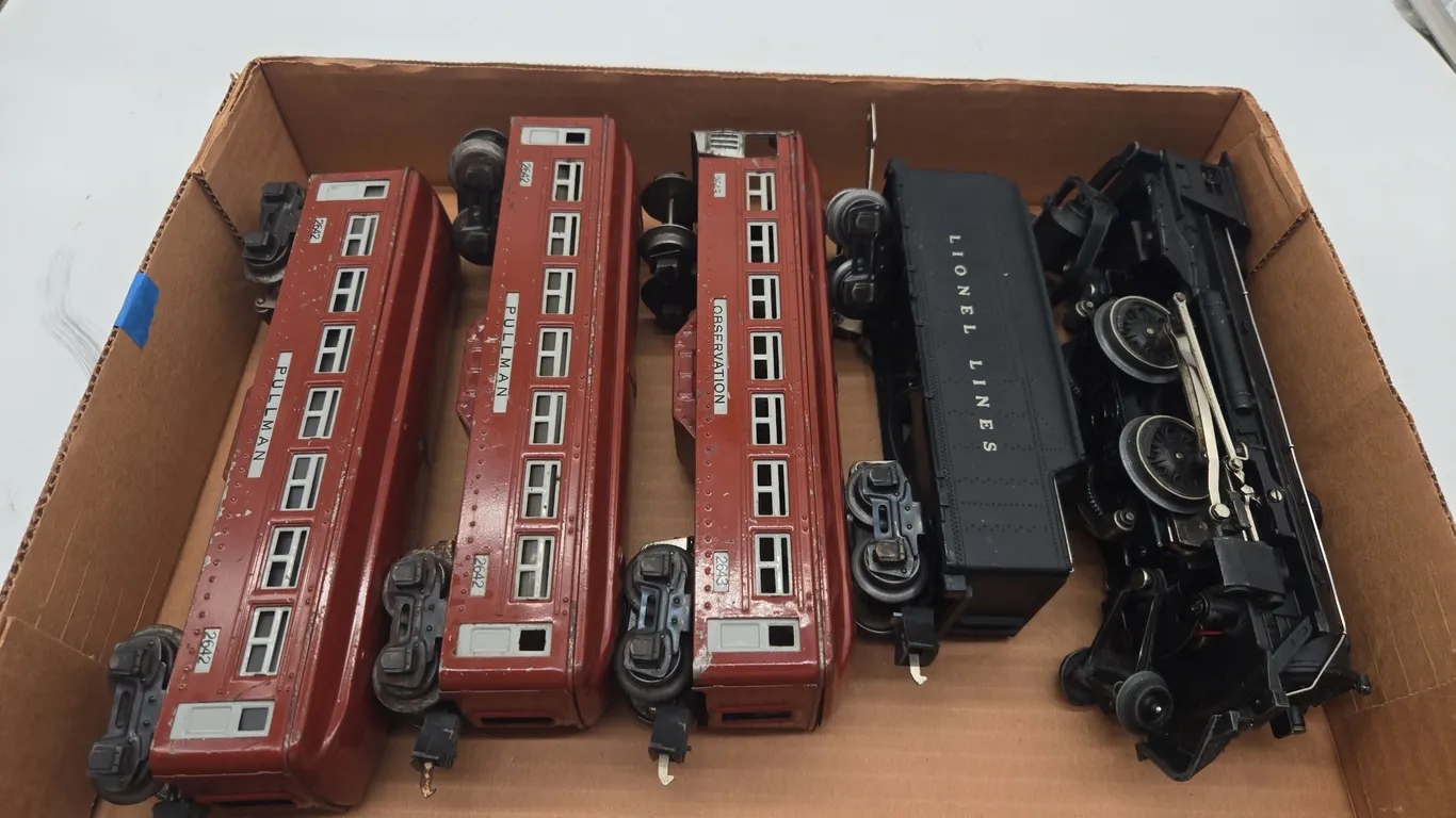 Vintage lionel steam locomotive with tender, pullman observation cars