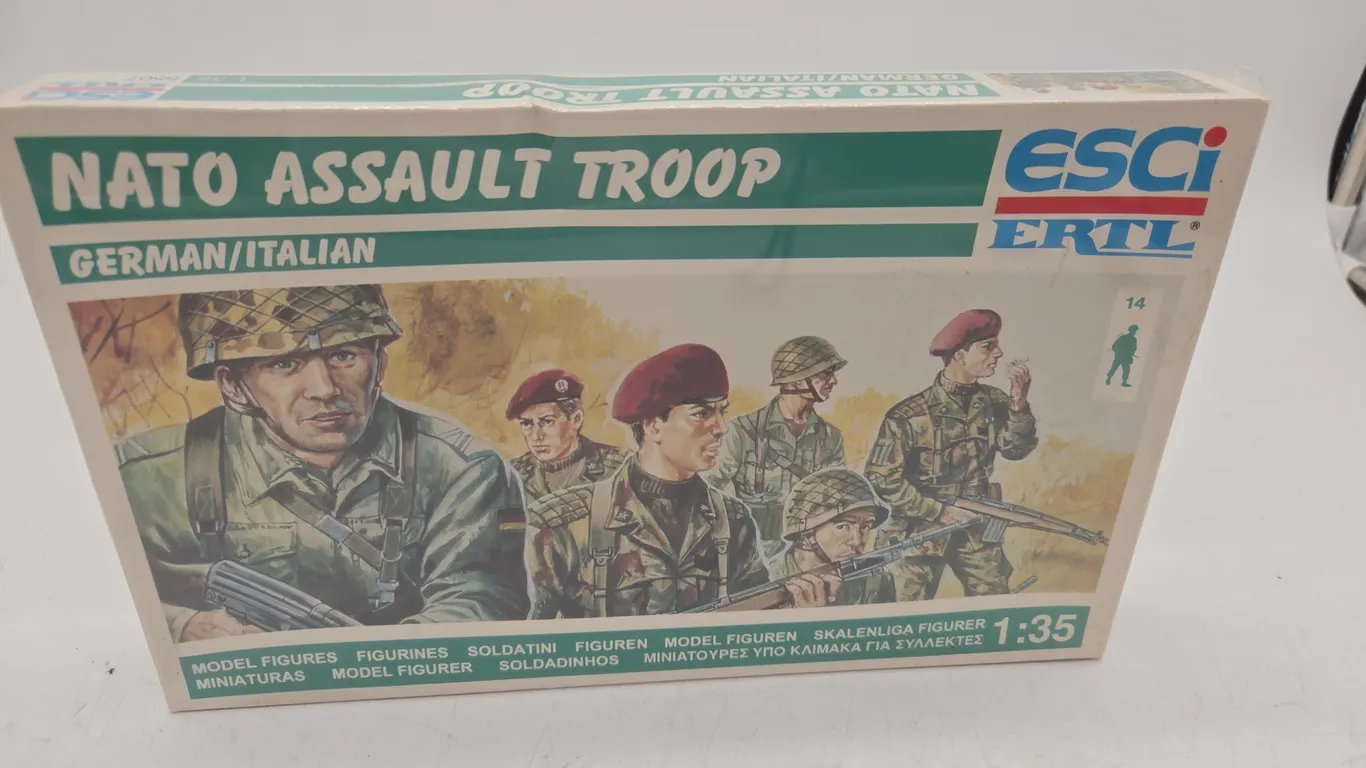 Vintage nato assault, troop model figurines, new inbox