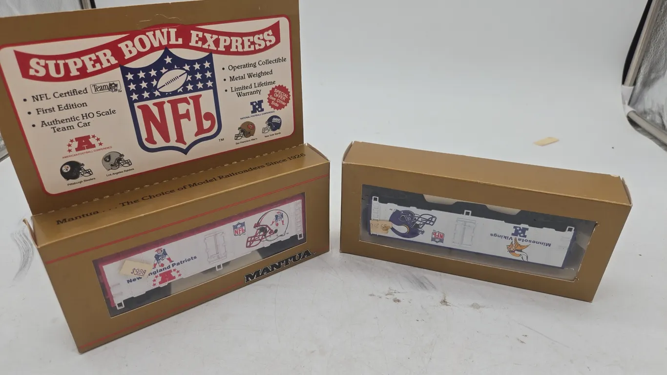 Vintage mantua super bowl, express h o scale, train cars, new inboxes