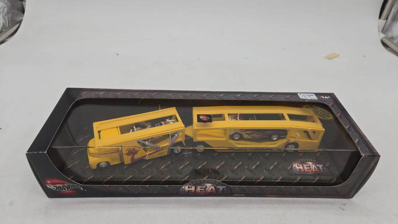 Vintage hot wheels, hauling heat auto transport, set new inbox