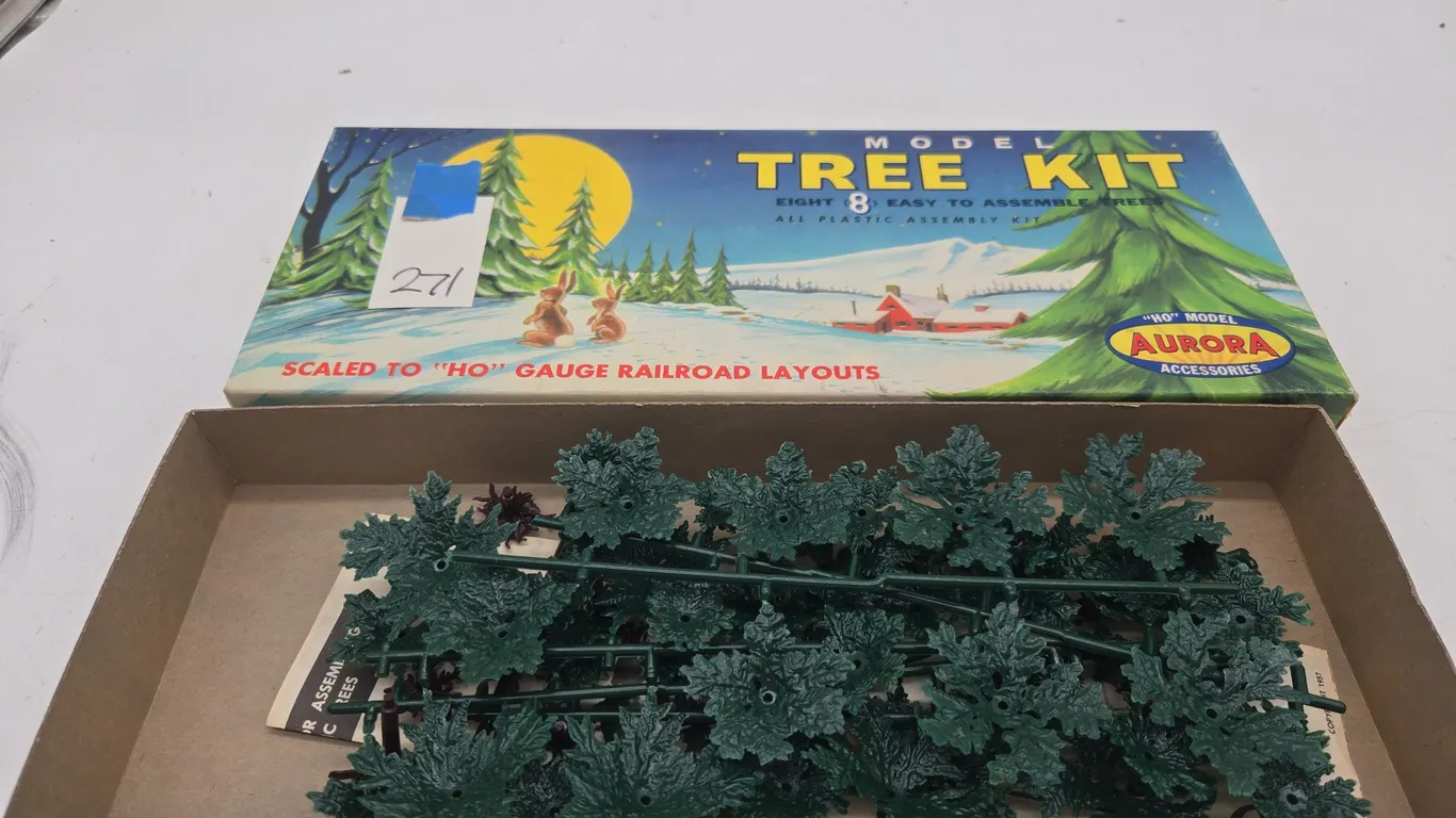 Vintage Aurora model tree kit, new inbox.