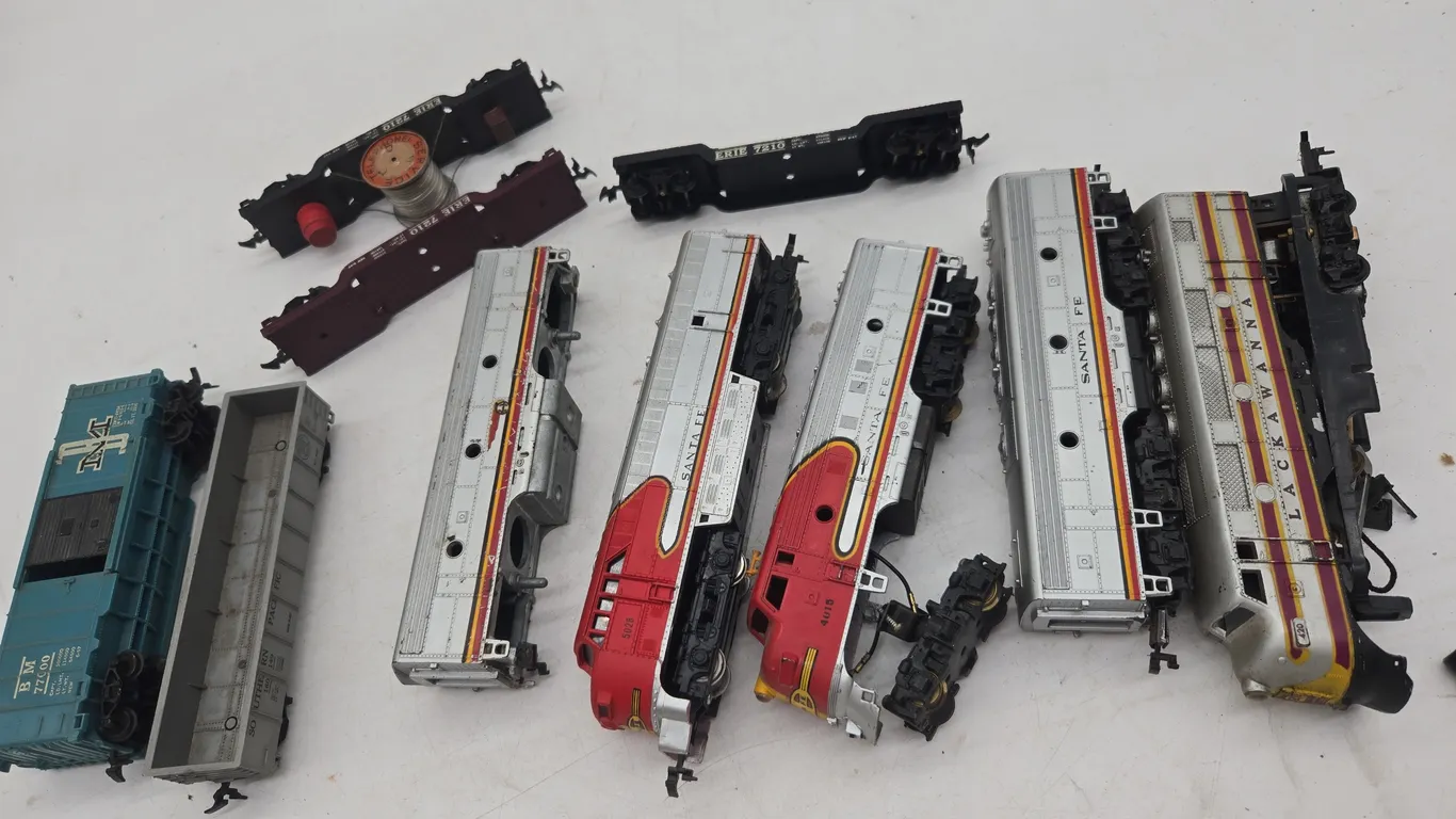 Assorted h o scale locomotives and train cars