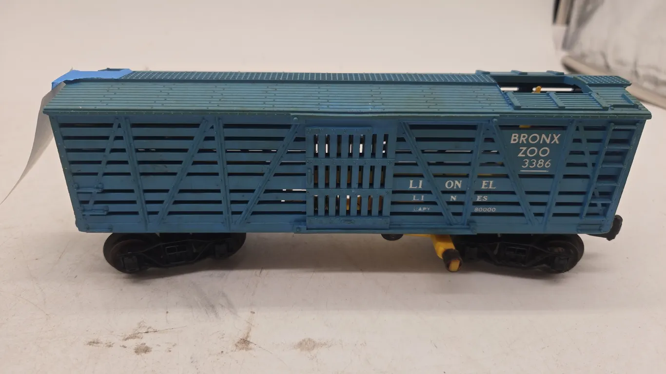 Vintage Lionel Bronx zoo number 3386. Operating giraffe car