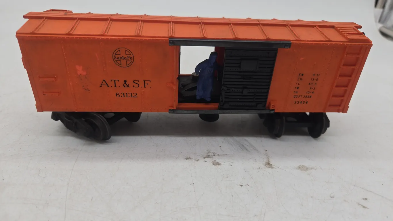 Vintage lionel santa fe number 3464 operating box car