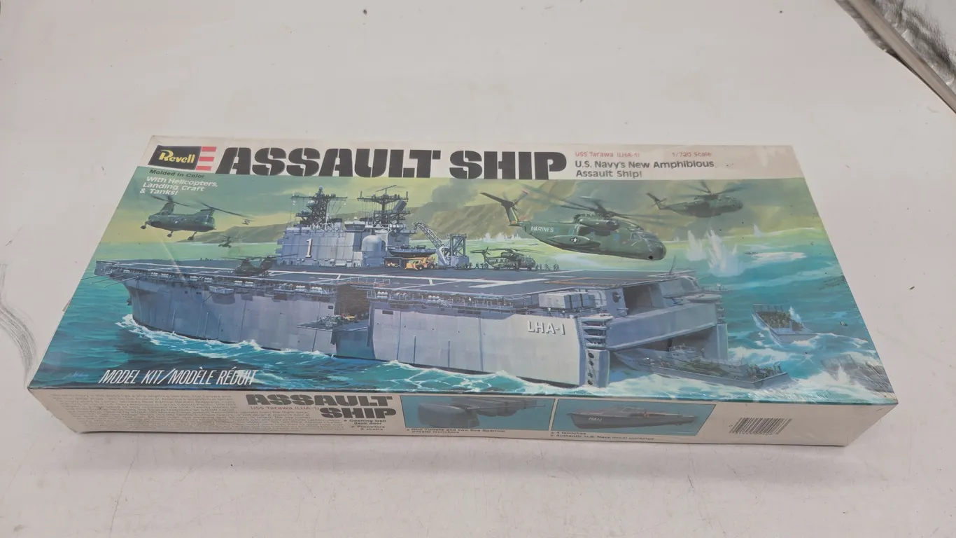 Vintage revelle u s navy assault, ship model, new inbox