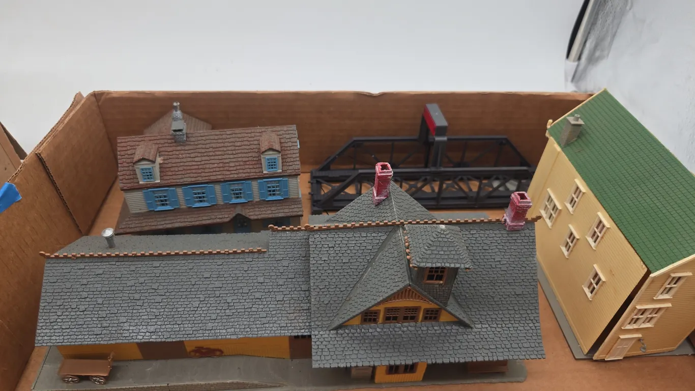 Assorted vintage h o scale put together buildings