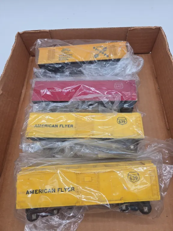 Assorted vintage american flyer train cars