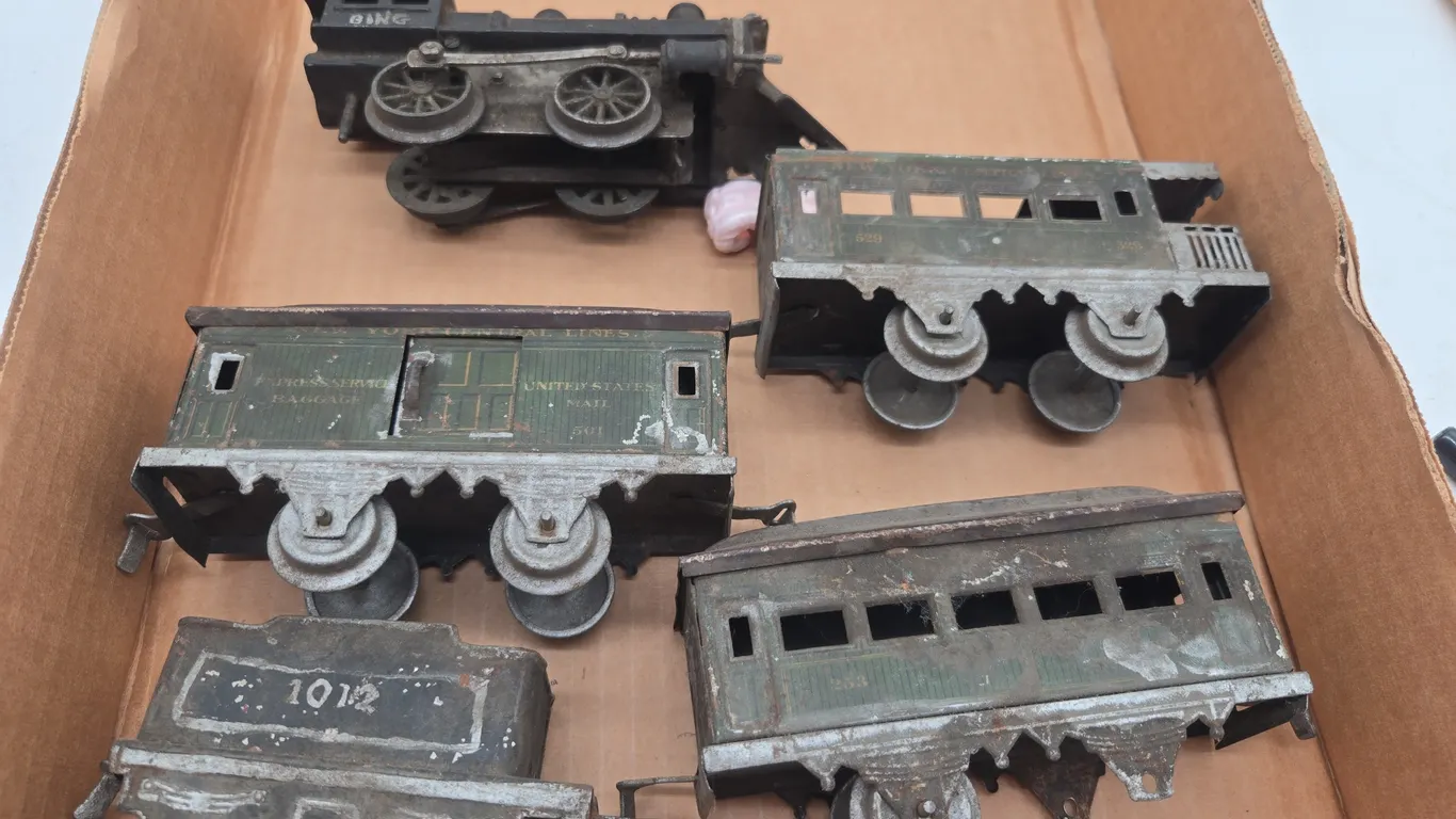 Pre war german bing cast iron wind up clockwork, steam locomotive train set