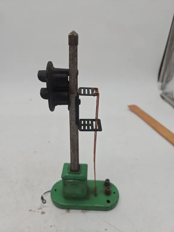 Vintage lionel number 153 block.Signal and control with box