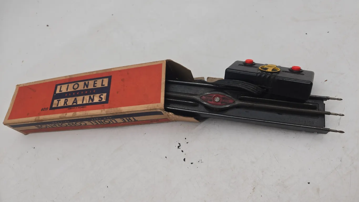 Vintage lionel number 6019.Remote controlled track set new and original box