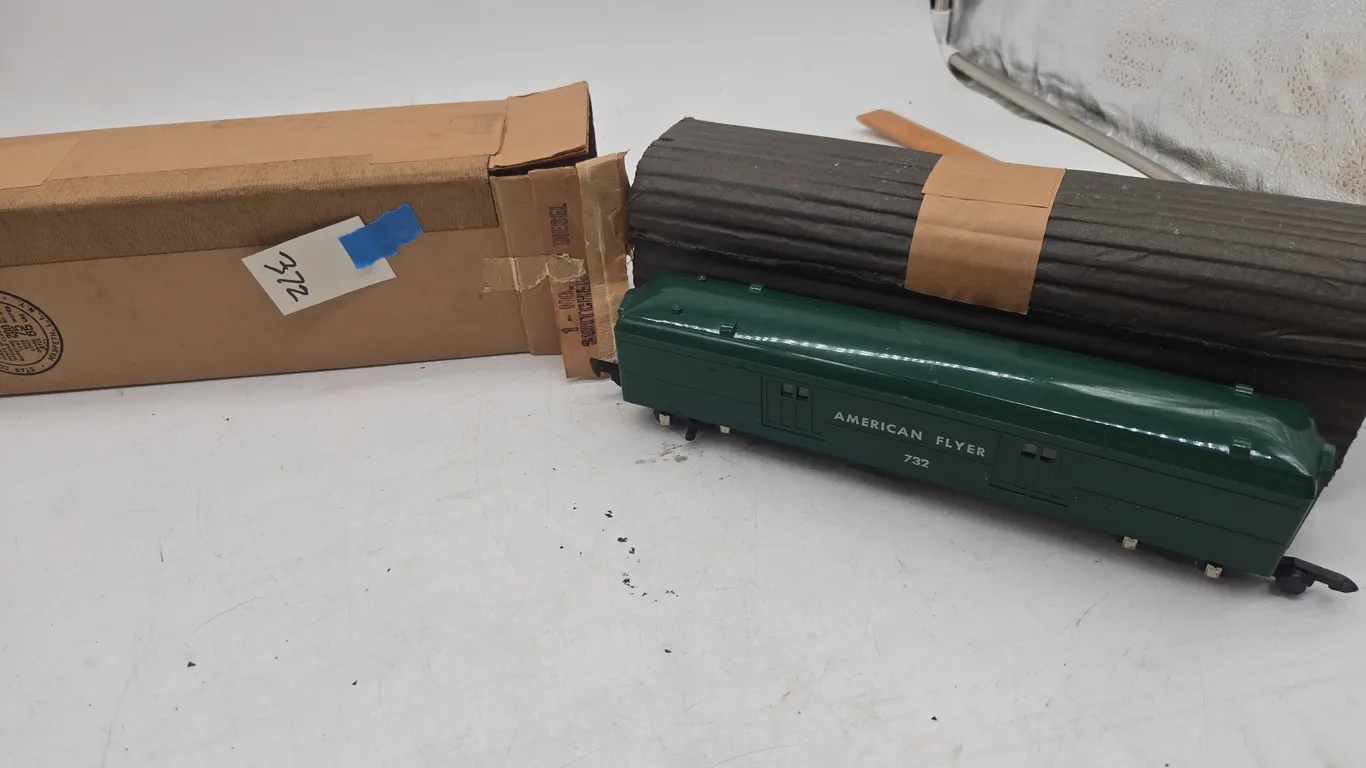 Vintage american flyer, green operating baggage car number 732 like new