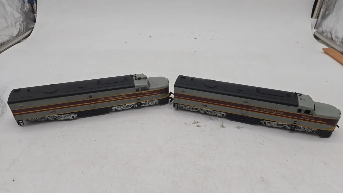 Vintage athern Erie lackawanna, h* scale, diesel locomotive, number 850 and dummy locomotive set