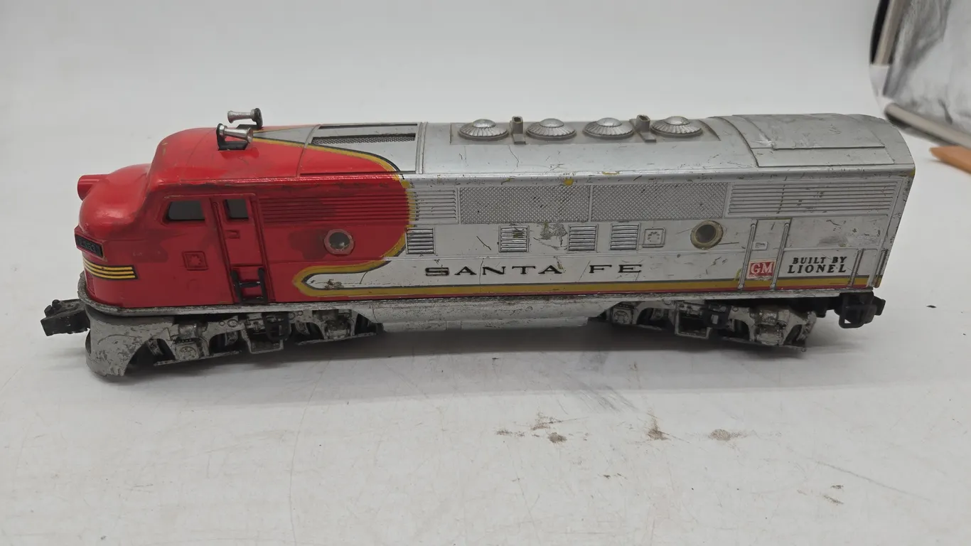 Vintage lionel number 2353, santa fe diesel locomotive