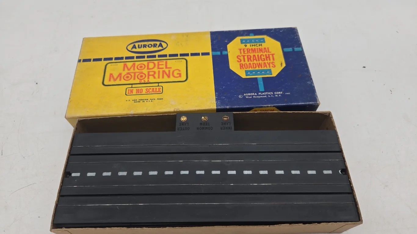 Vintage aurora h o scale, nine inch terminal, straight roadways, new inbox