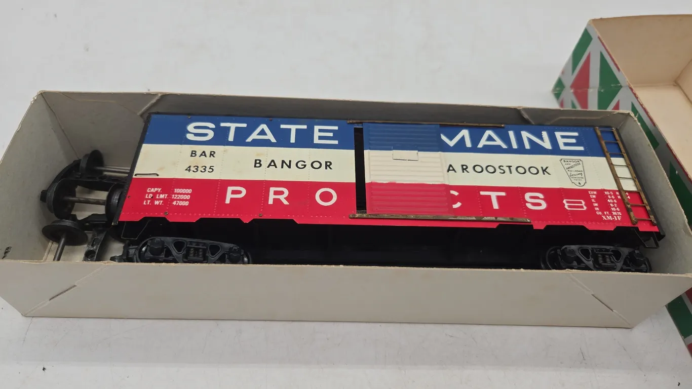 Vintage lionel state of maine number 4335 box car