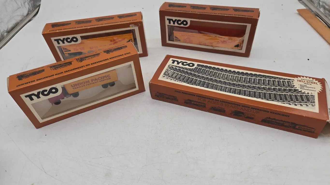 Assorted tyco train cars new inboxes