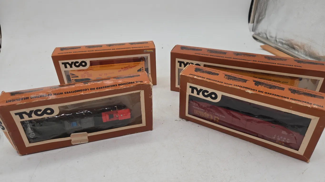 Assorted tyco, train cars, new inboxes.