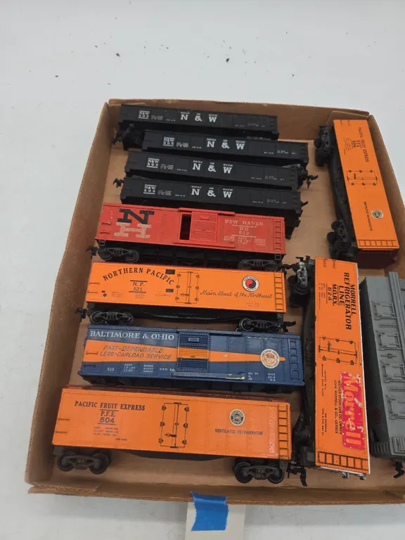 Assorted h o scale train cars