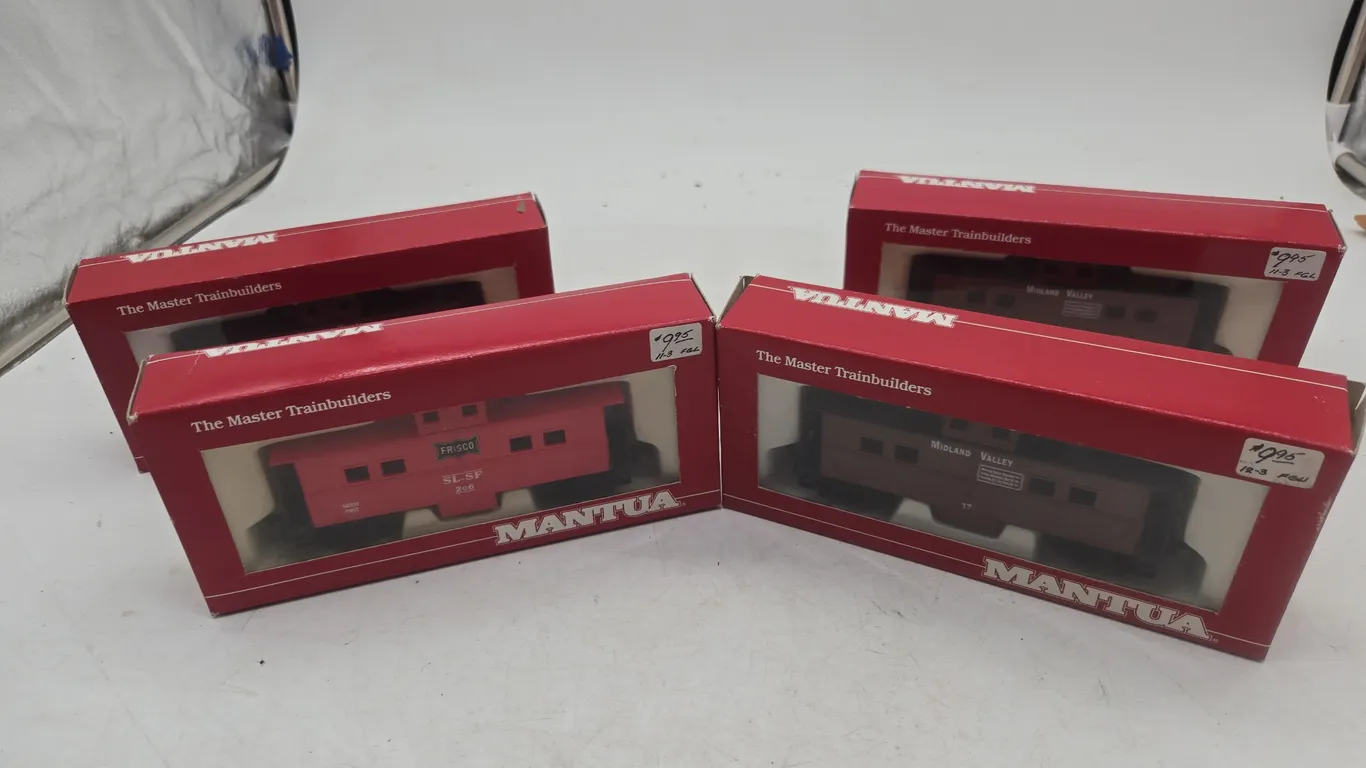 Assorted vintage Manatu Midland valley, h* scale caboosas. New inboxes