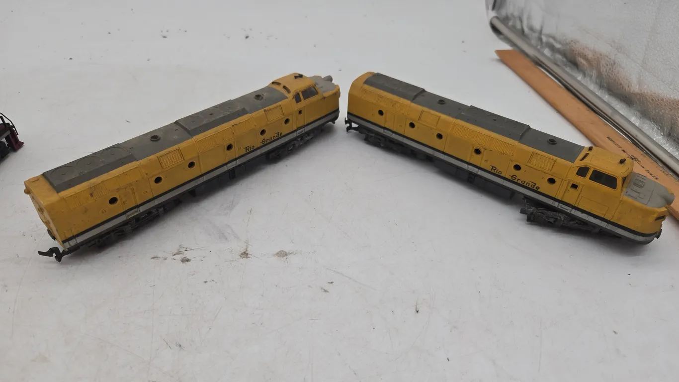 Vintage rivarossi, h* scale, Rio Grande, locomotive and dummy locomotive combination.