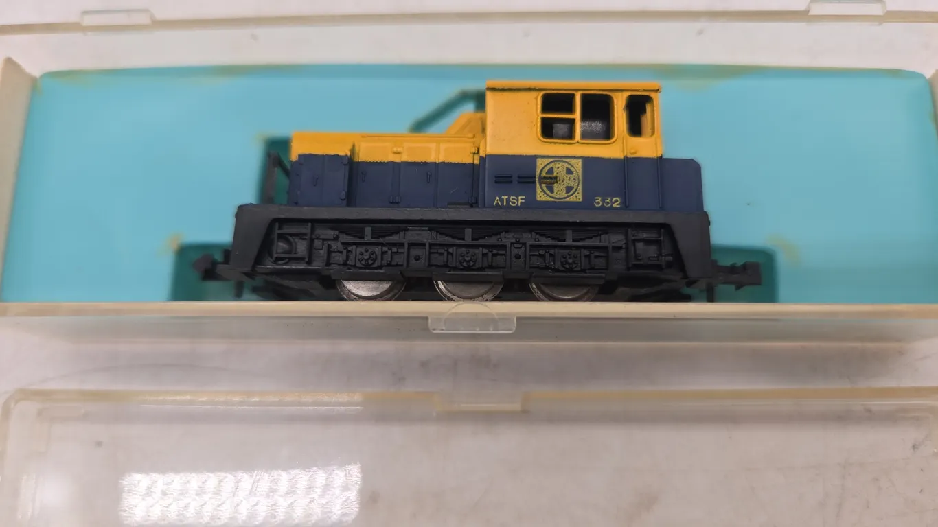 Vintage atlas n scale diesel switcher locomotive