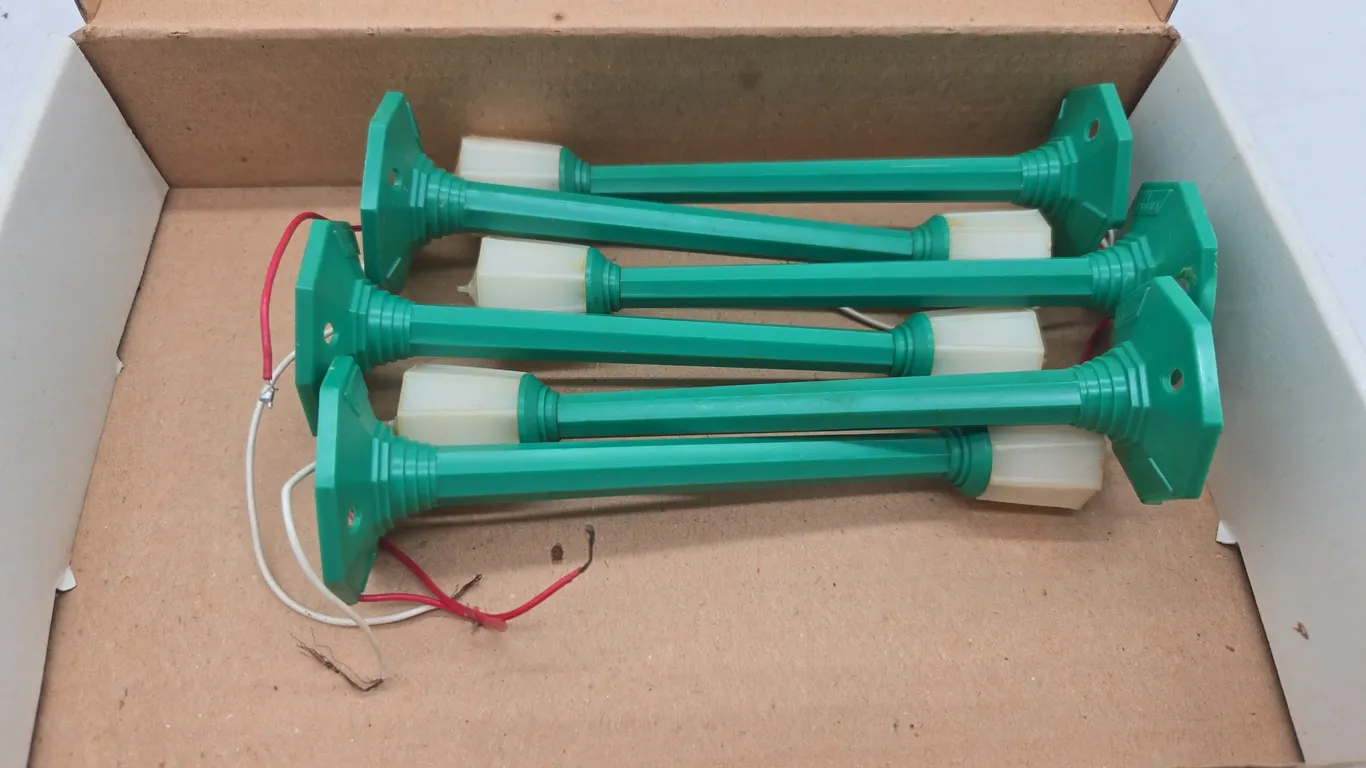 Vintage lionel number 2170 street lamps