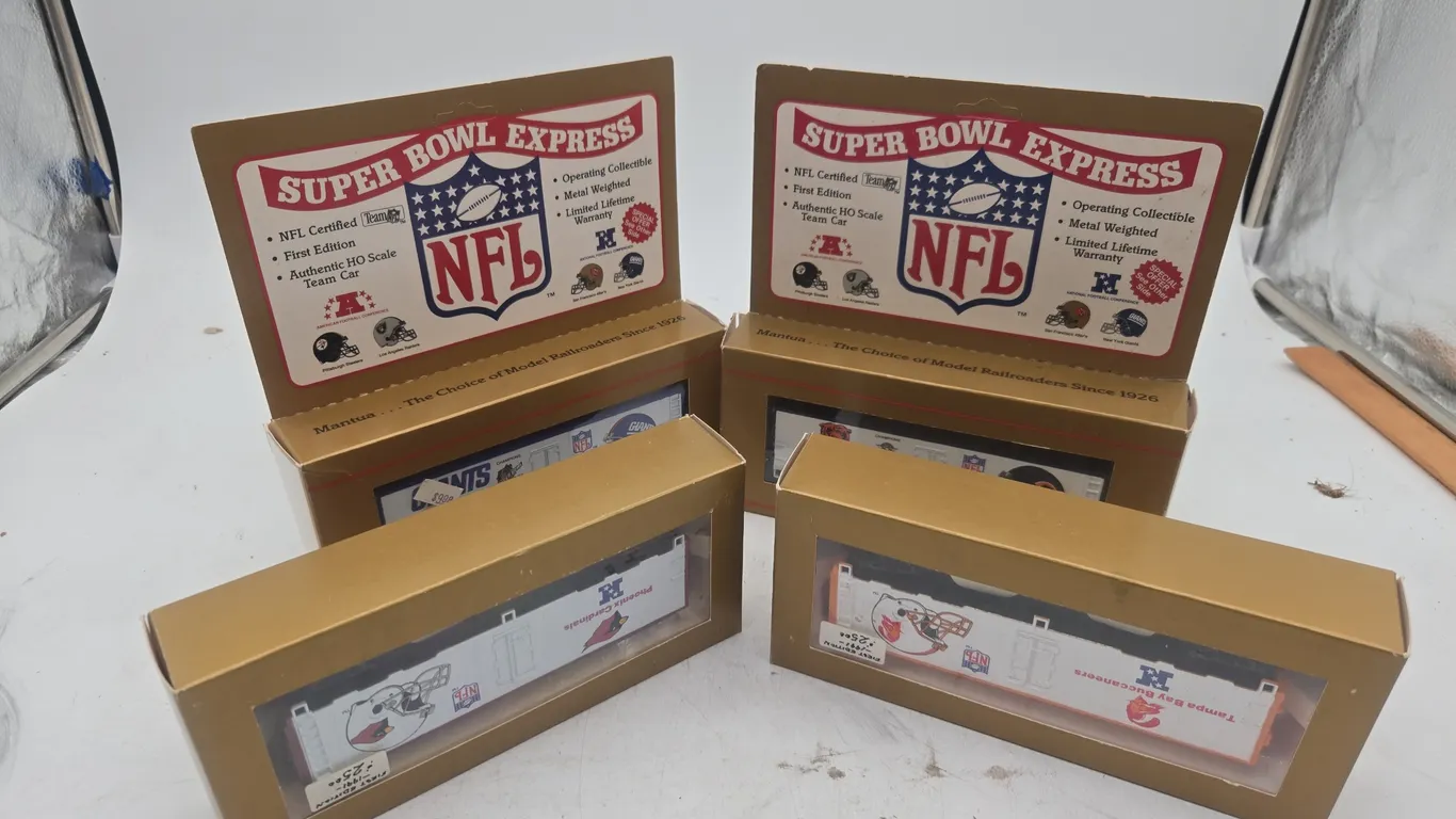 Vintage manatua first edition Super Bowl express train cars, new inboxes.
