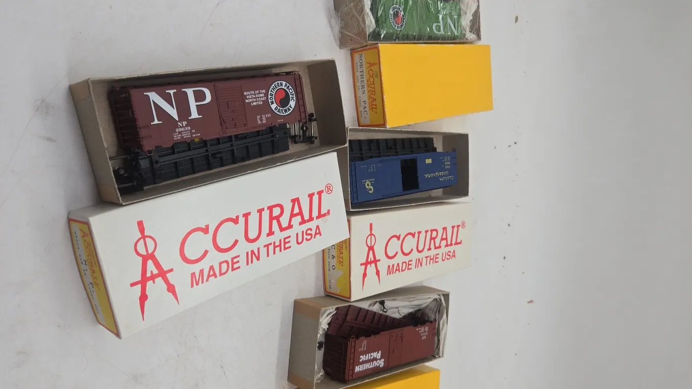 Vintage acu rail h o scale train cars, new inboxes