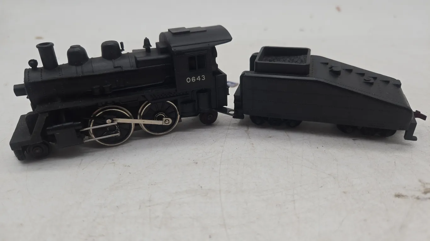Vintage lionel h o scale number 0642 locomotive and tender