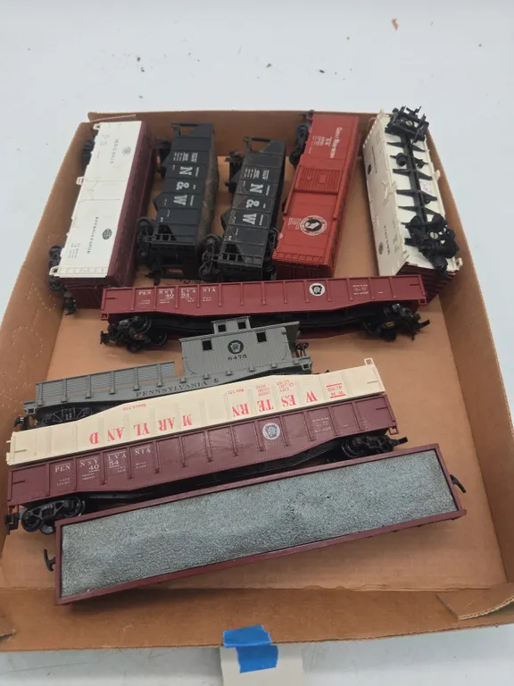 Assorted h o scale vintage train cars