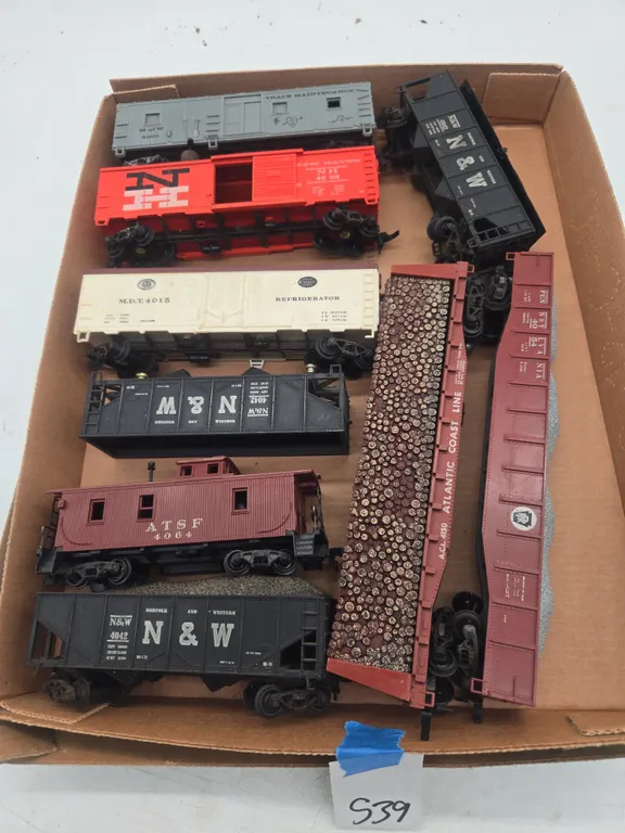 Assorted vintage h o scale train cars