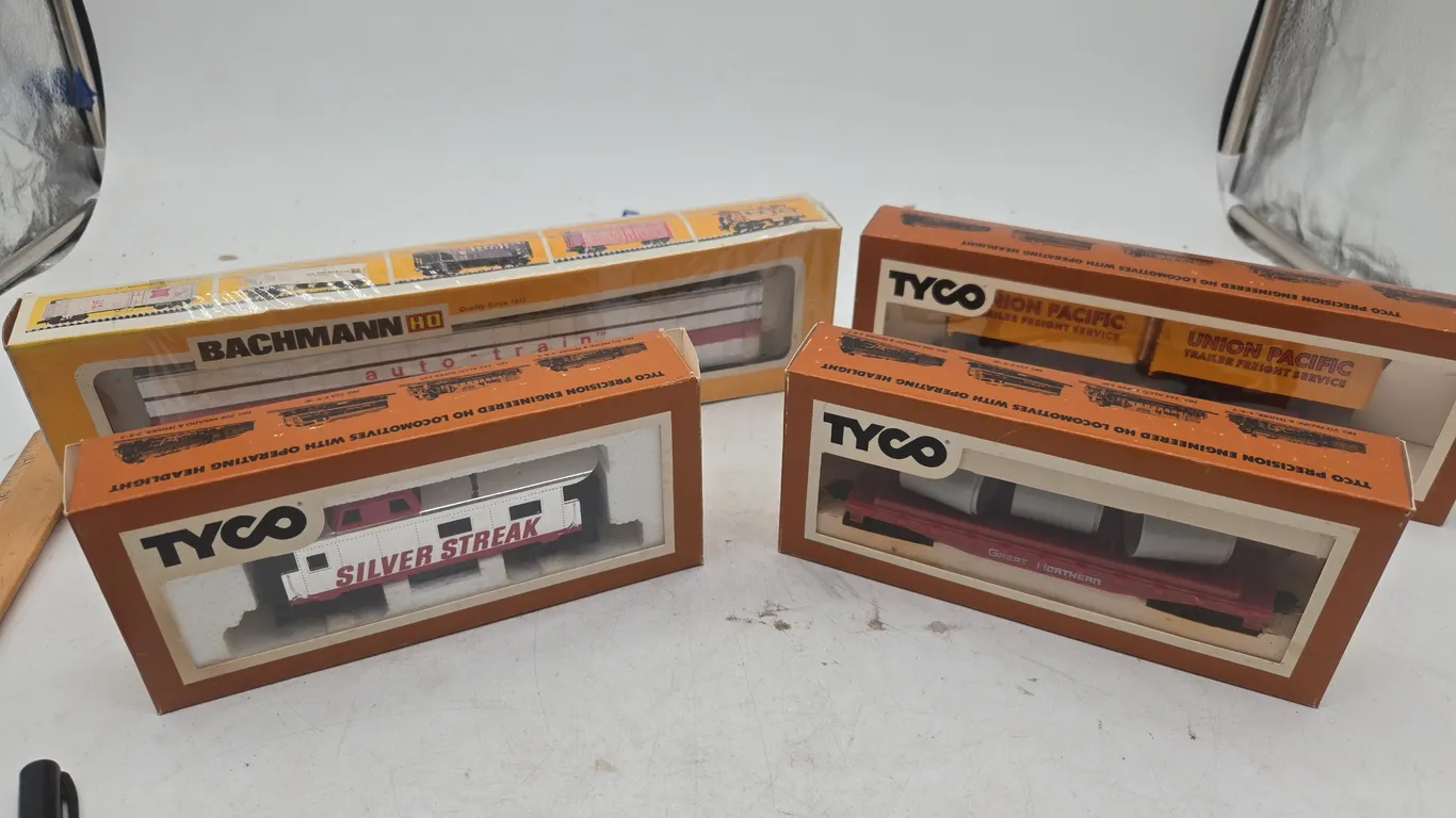 Assorted vintage tyco h o scale train cars, new inboxes