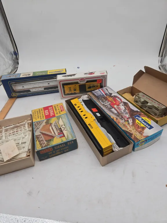Assorted vintage h o scale train cars, new in boxes
