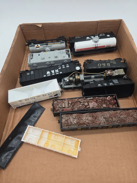 Assorted vintage h o scale train cars