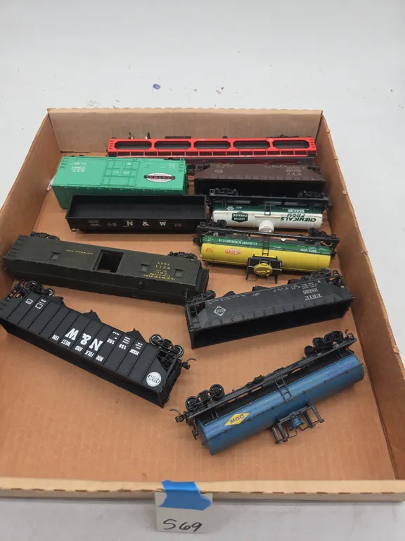 Assorted vintage h o scale train cars