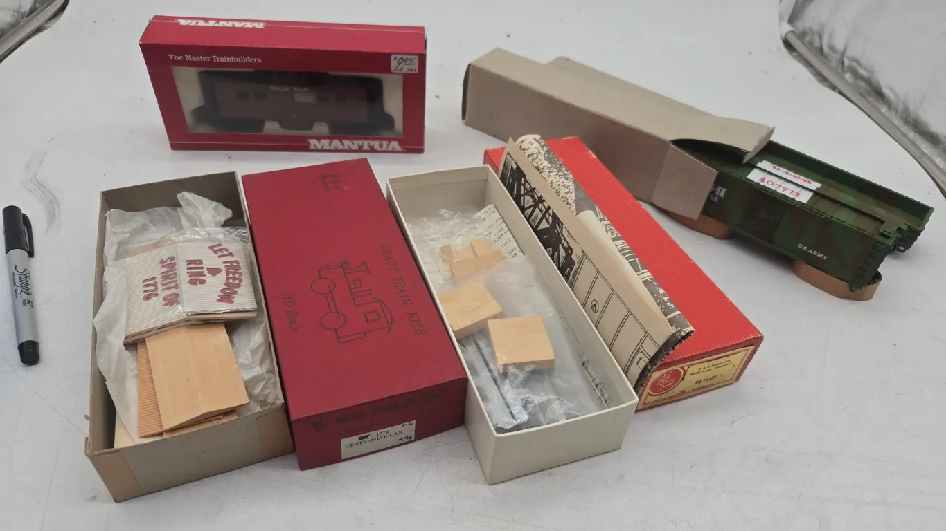 Assorted vintage h o scale train cars, new in boxes