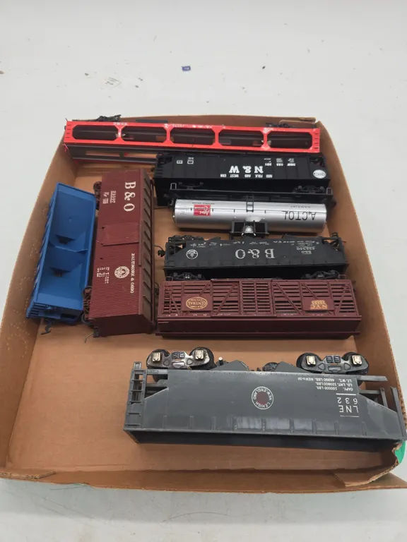 Assorted vintage h o scale train cars