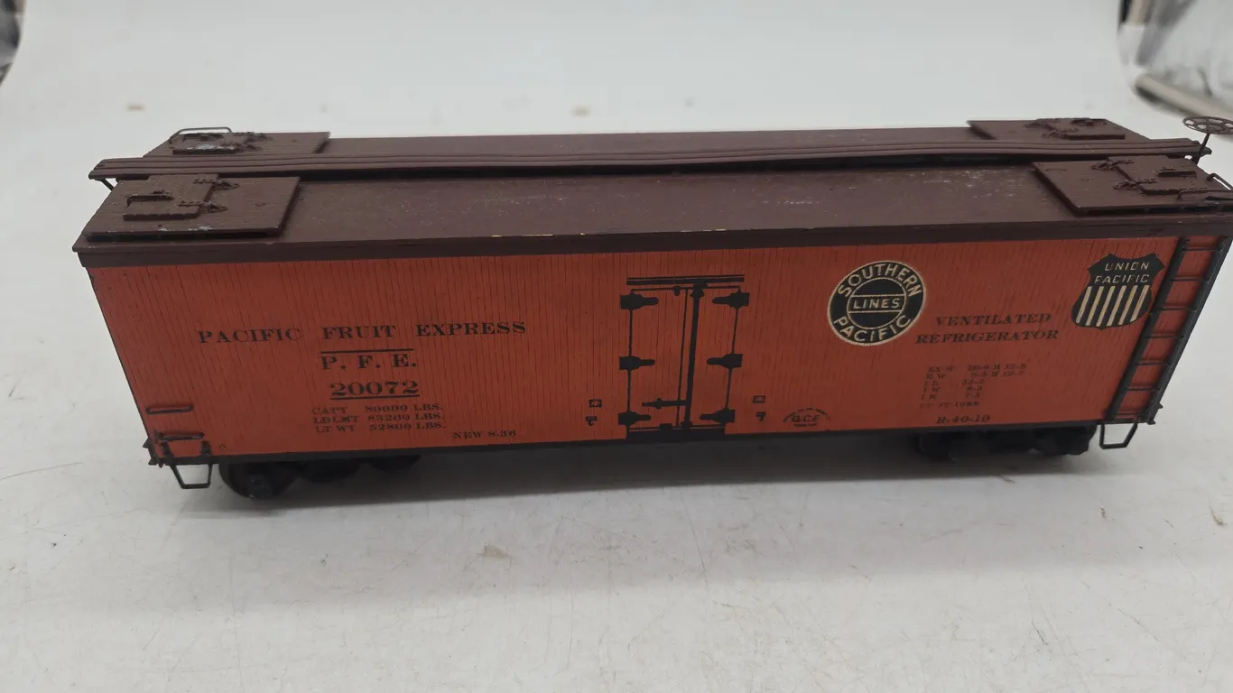 Vintage american flyer pacific fruit express reafer car
