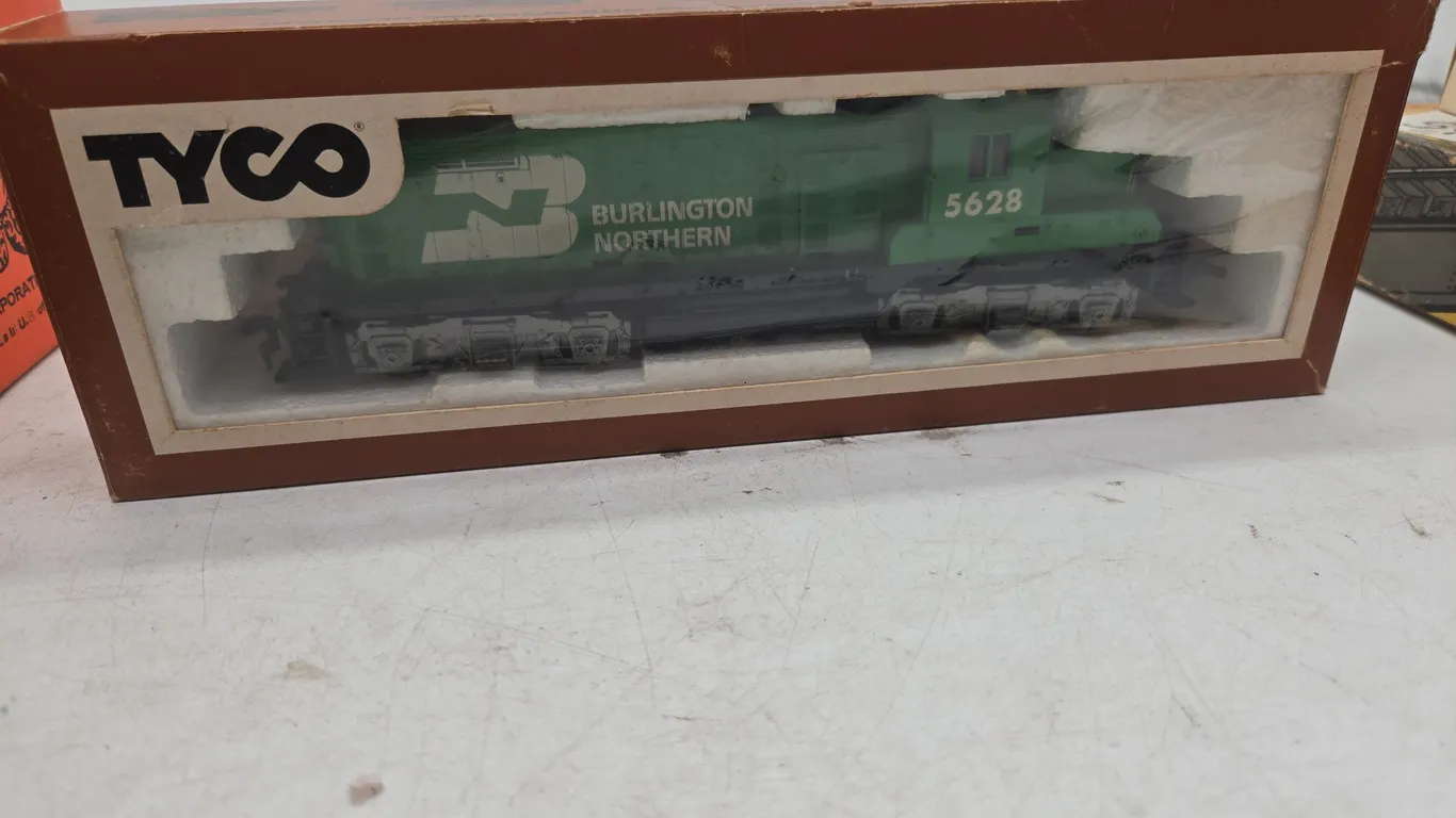 Vintage tyco h o scale, burlington and northern locomotive, new inbox