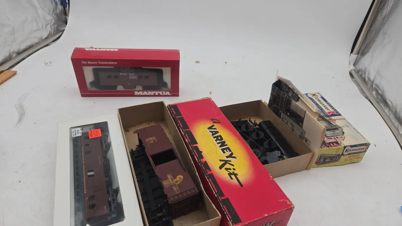 Assorted vintage h o scale train cars in original boxes