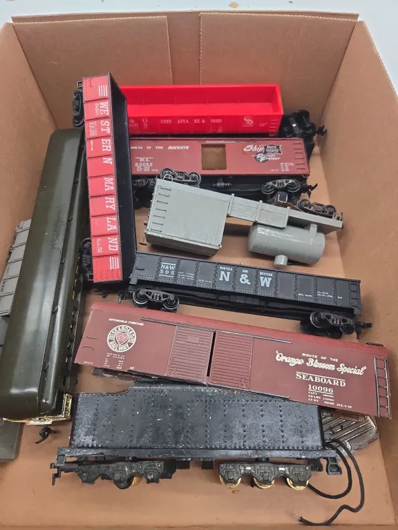 Assorted vintage h o scale train cars