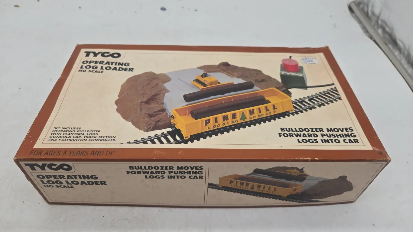 Vintage tyco oerating log loader. An original box
