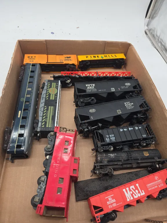 Assorted h o scale train cars