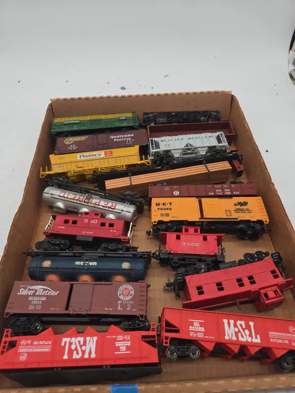 Assorted h o scale train cars