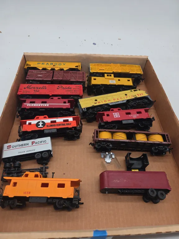 Assorted vintage h o scale train cars