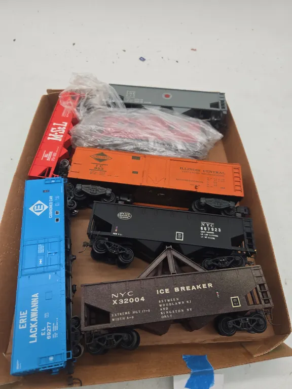 Assorted vintage h o scale train cars